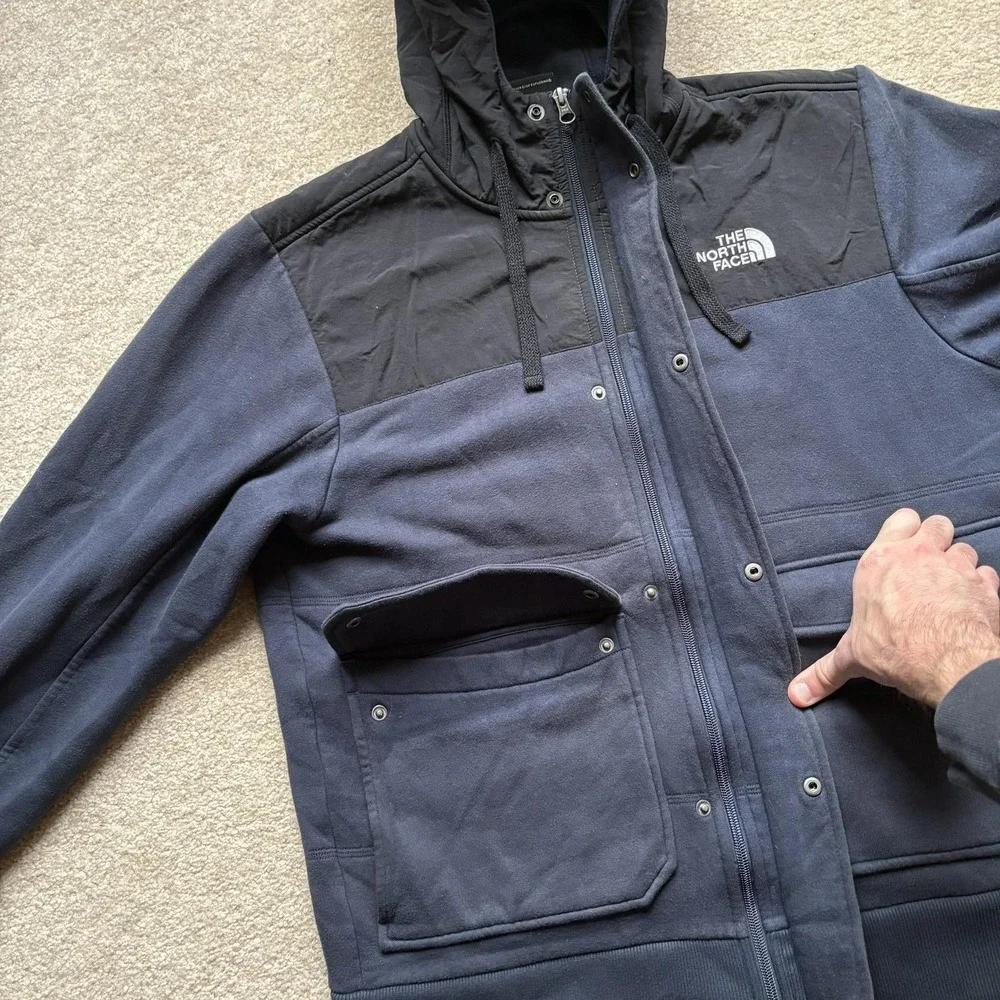 The North‎ Face Jacket Mens Medium Navy Black Hooded Zip Snap Fleece Pockets